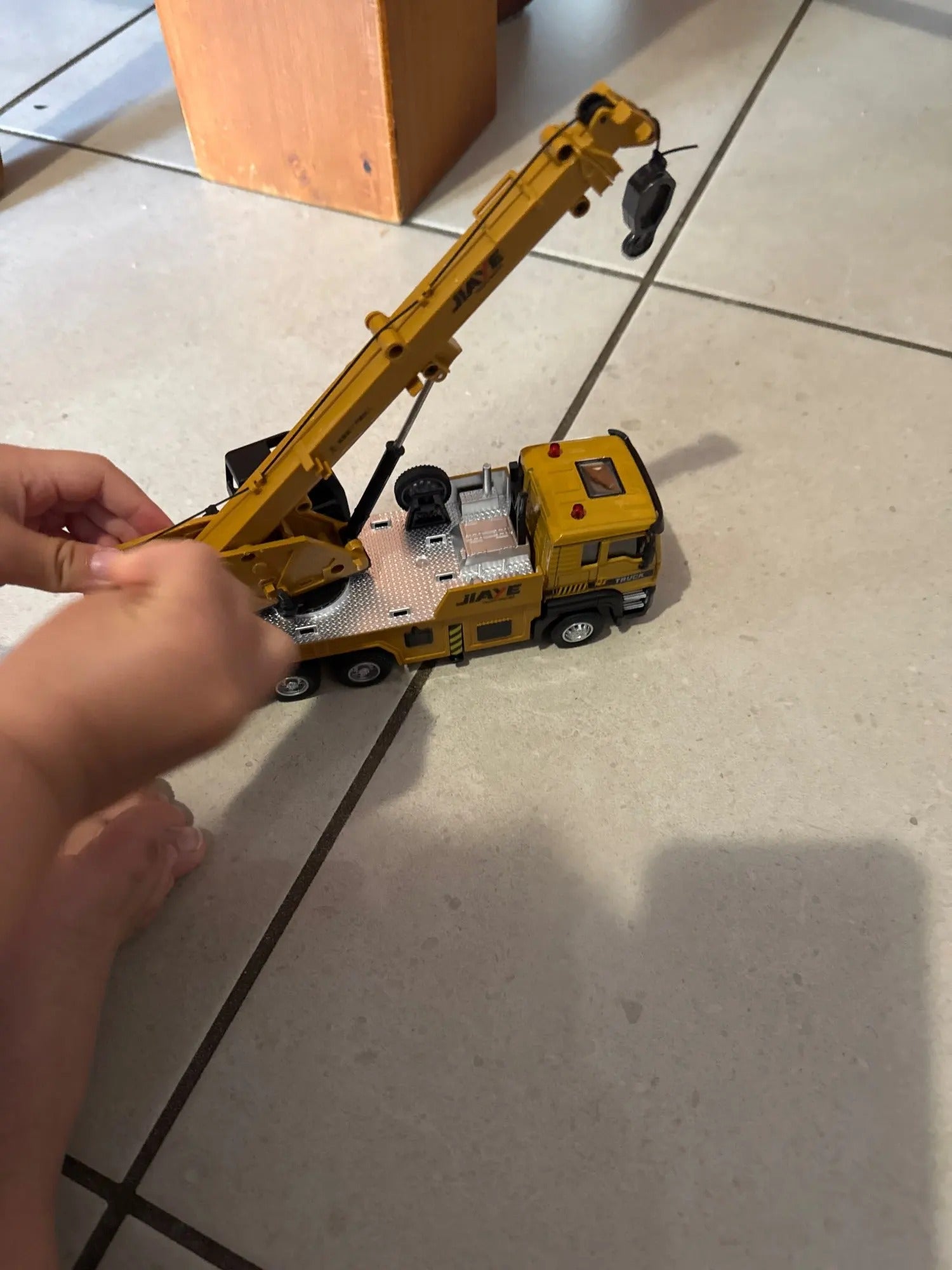 1-50 Crane Truck Model - Alloy Diecast, Extendable Boom, Pull-Back Action, Safe for Ages 3+
