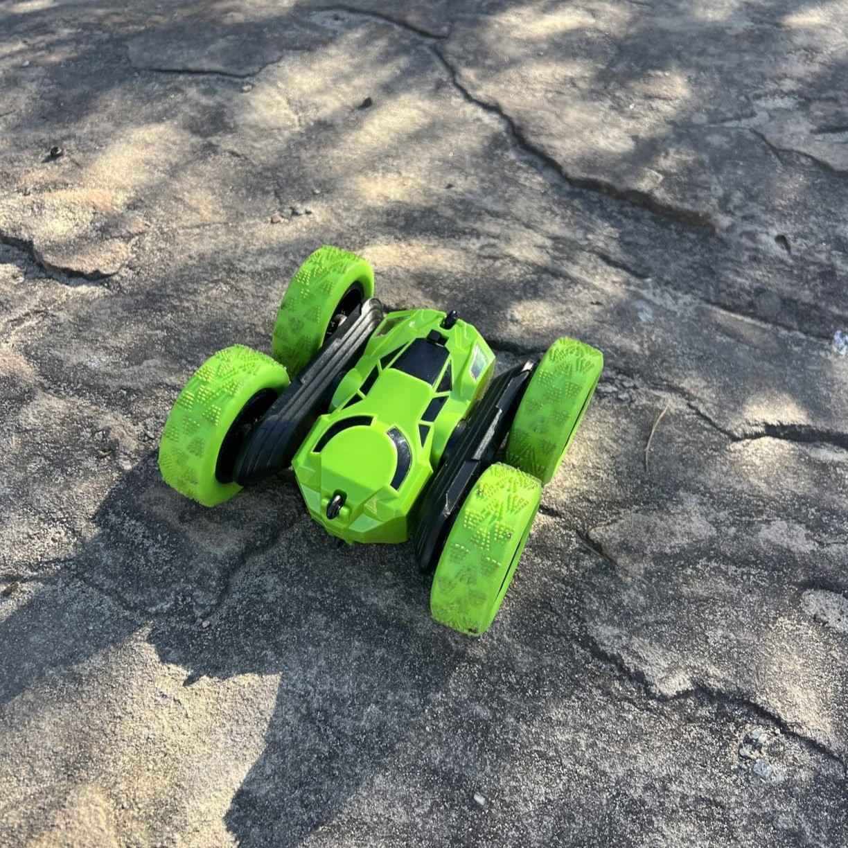 2,4G Remote Control Stunt Car with 360° Rotation, Double Sided Driving, Safe for Ages 6+