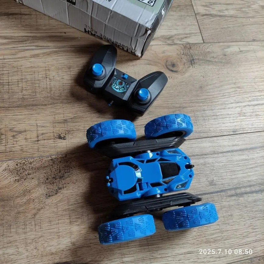 2,4G Remote Control Stunt Car with 360° Rotation, Double Sided Driving, Safe for Ages 6+