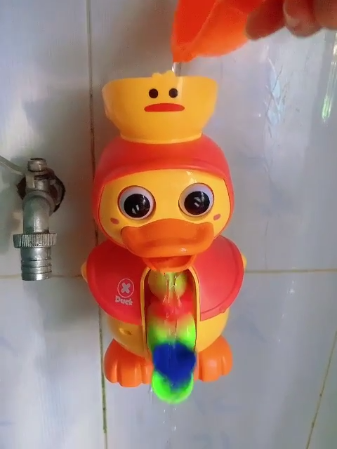 Duck Bath Toy with Rotating Water Wheels, Wall Suction, No Batteries Required, Safe for Ages 1+