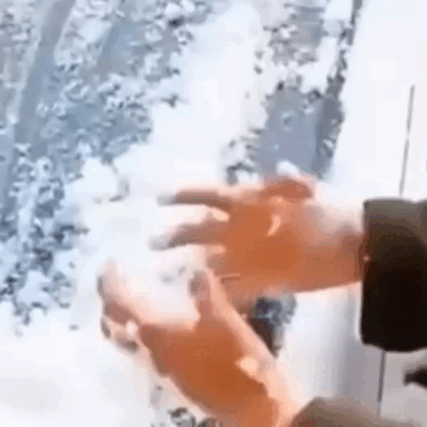 Electromagnetic Snow Removal Device Uses USB Rechargeable To Melt Ice And Snow On Car Windows