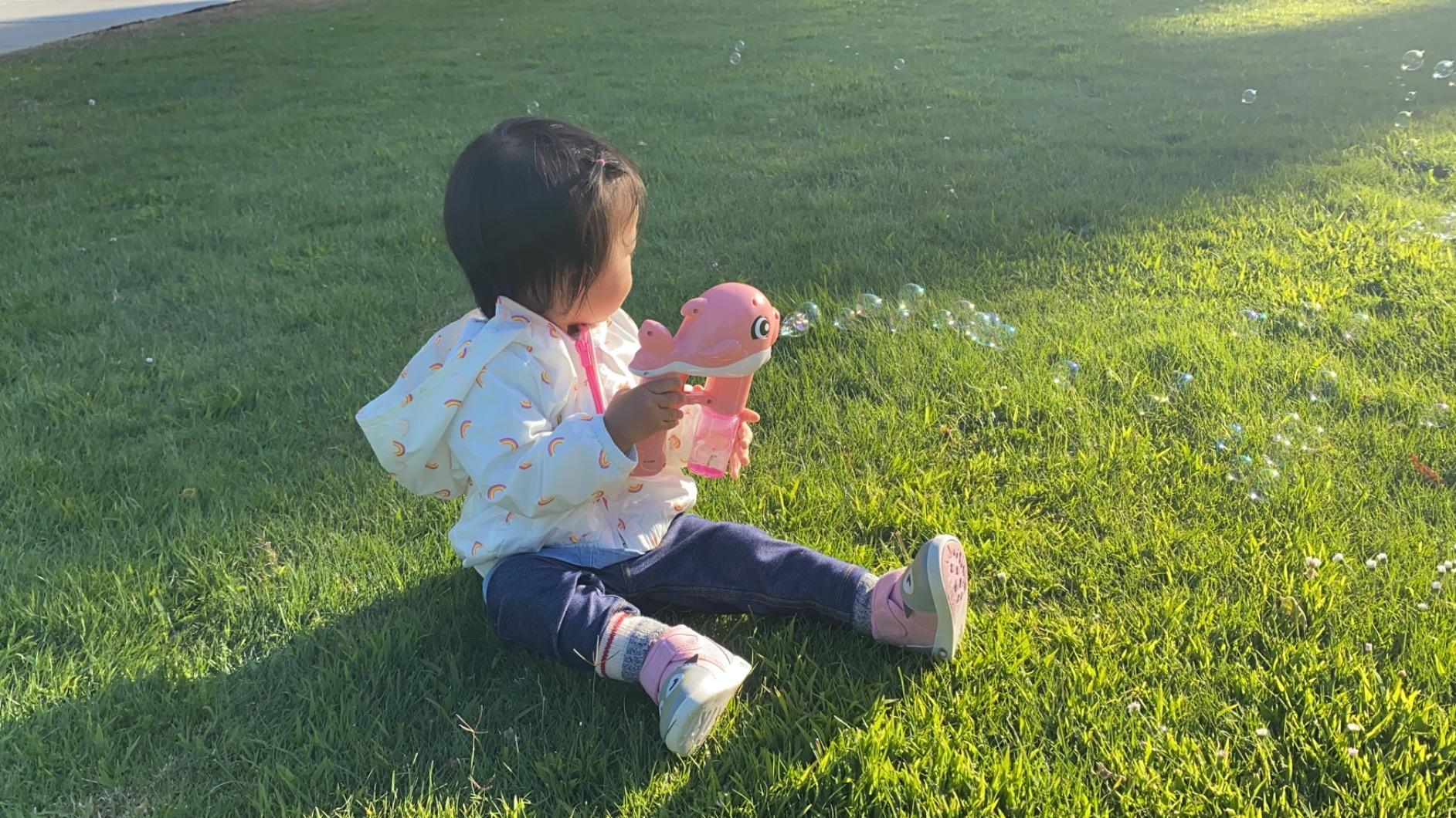 Fully Automatic Whale Bubble Gun Toy holds Music, Light - Bubble Outdoor Must-have - Safe for Ages 2+