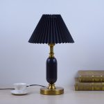 Retro Tischlampe mit Säulensockel und Faltenschirm
