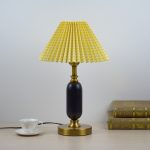 Retro Tischlampe mit Säulensockel und Faltenschirm