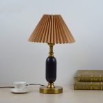 Retro Tischlampe mit Säulensockel und Faltenschirm
