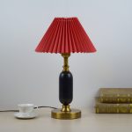 Retro Tischlampe mit Säulensockel und Faltenschirm