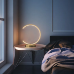 Tischlampe aus Metall in C-Form für stilvolle Wohnungen